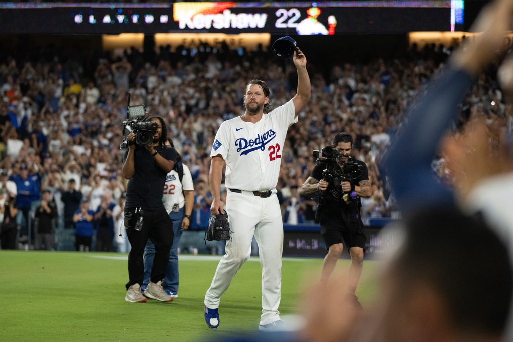 CORRECTS FROM FOURTH INNING TO FIFTH - Los Angeles Dodgers starting pitcher Clayton Kershaw (22) tips his cap after being removed during the fifth inning of a baseball game against the San Francisco Giants in Los Angeles, Friday, Sept. 19, 2025. (AP Photo/Kyusung Gong)