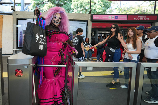 Drag artist Angel Arum leaves bus station on the way to the annual Day of the Dead Catrina parade in Mexico City, Sunday, Oct. 26, 2025. (AP Photo/Claudia Rosel) Drag artist Angel Arum leaves bus station on the way to the annual Day of the Dead Catrina parade in Mexico City, Sunday, Oct. 26, 2025. (AP Photo/Claudia Rosel)