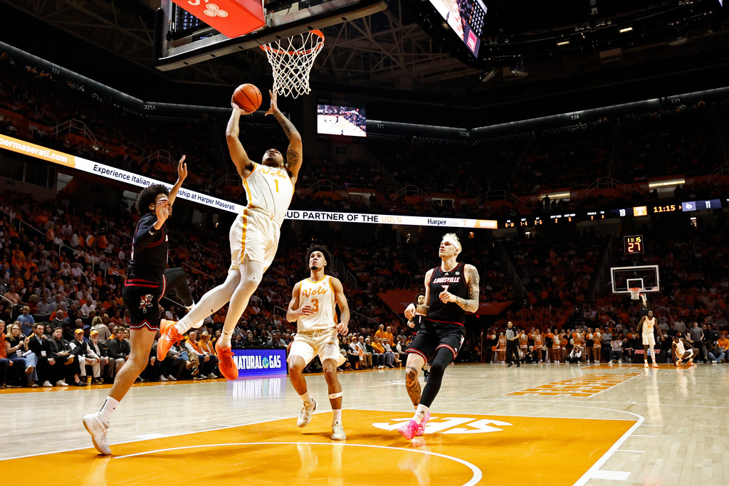 Tennessee guard Amari Evans (1) shoots pas Louisville guard Ryan Conwell (3) during the first half of an NCAA college basketball game Tuesday, Dec. 16, 2025, in Knoxville, Tenn. (AP Photo/Wade Payne)