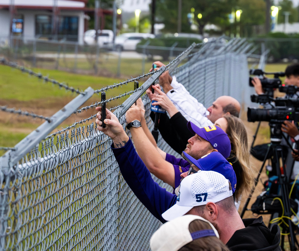 Fans gather outside the MMR hanger to catch a glimpse of new LSU college football coach Lane Kiffin on Sunday, Nov. 30, 2025 in Baton Rouge, La. (Michael Johnson/The Advocate via AP)