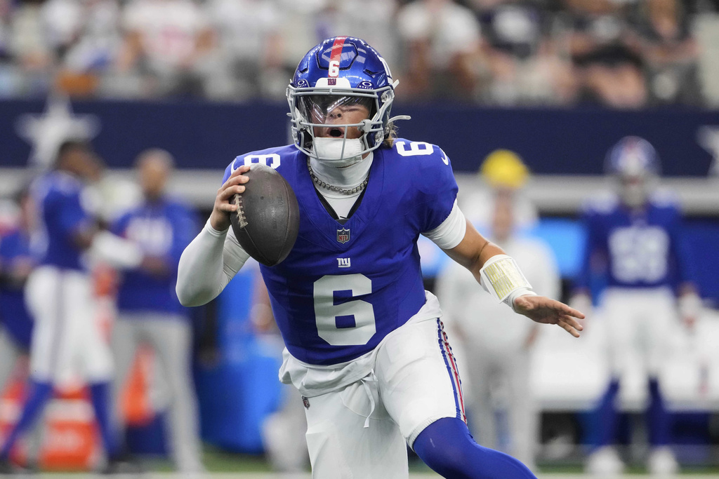 New York Giants quarterback Jaxson Dart (6) scrambles out of the pocket in the second half of an NFL football game against the Dallas Cowboys Sunday, Sept. 14, 2025, in Arlington, Texas. (AP Photo/Jeffrey McWhorter)