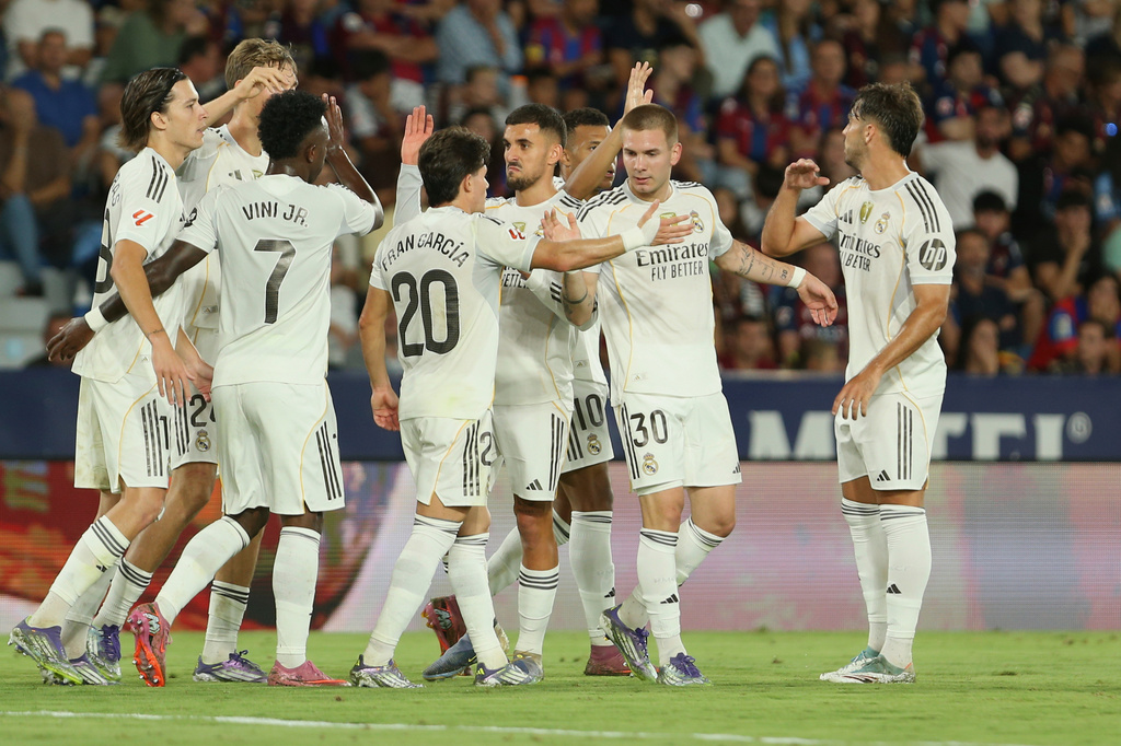 Real Madrid's Franco Mastantuono, second right, celebrates with teammates after scoring his sides second goal during a Spanish La Liga soccer match between Levante and Real Madrid at the Ciutat de Valencia stadium in Valencia, Spain, Tuesday, Sept. 23, 2025. (AP Photo/Alberto Saiz)