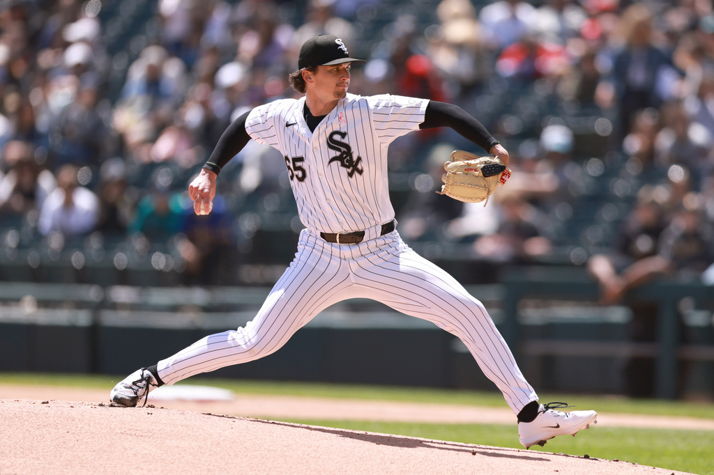 Chicago White Sox pitcher Davis Martin throws during the first inning of a baseball game against the Seattle Mariners, Sunday, May 10, 2026, in Chicago. (AP Photo/Geoff Stellfox)