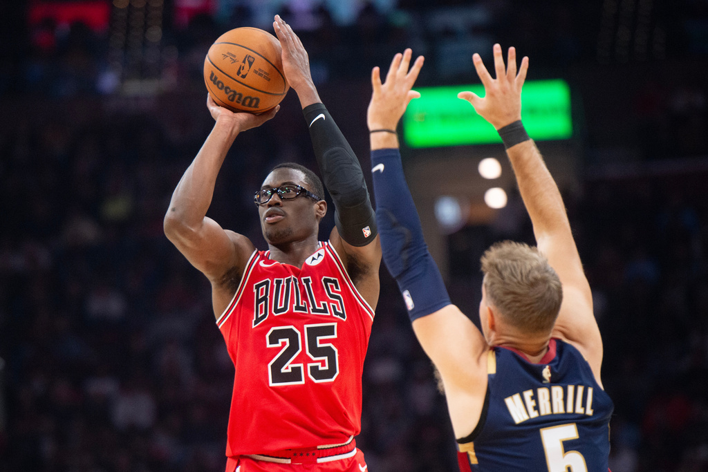 Chicago Bulls' Jalen Smith (25) shoots over Cleveland Cavaliers' Sam Merrill (5) during the first half of an NBA basketball game in Cleveland, Saturday, Nov. 8, 2025. (AP Photo/Phil Long)