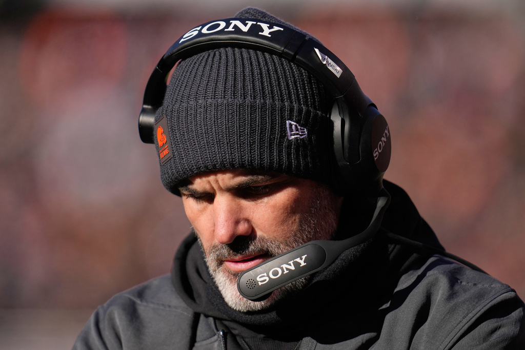 Cleveland Browns head coach Kevin Stefanski is pictured on the sidelines in the first half of an NFL football game against the Chicago Bears in Chicago, Sunday, Dec. 14, 2025. (AP Photo/Erin Hooley)