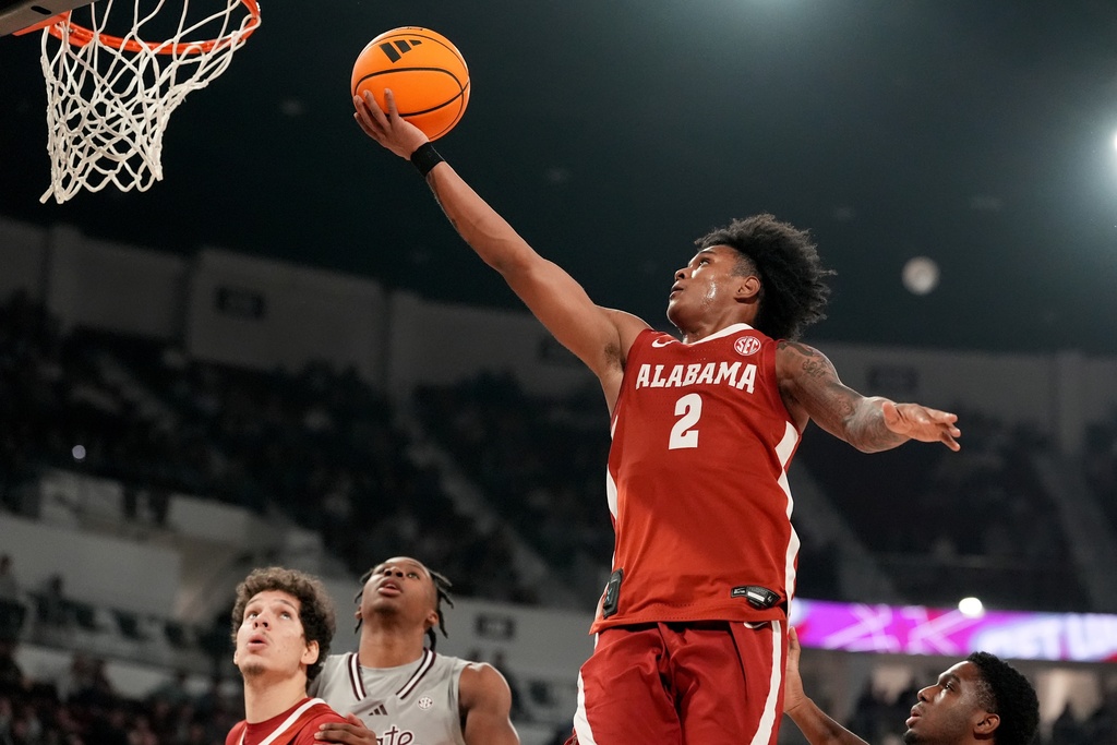 Alabama guard Aden Holloway (2) scores a layup against Mississippi State during the first half of an NCAA college basketball game, Tuesday, Jan. 13, 2026, in Starkville, Miss. (AP Photo/Rogelio V. Solis)
