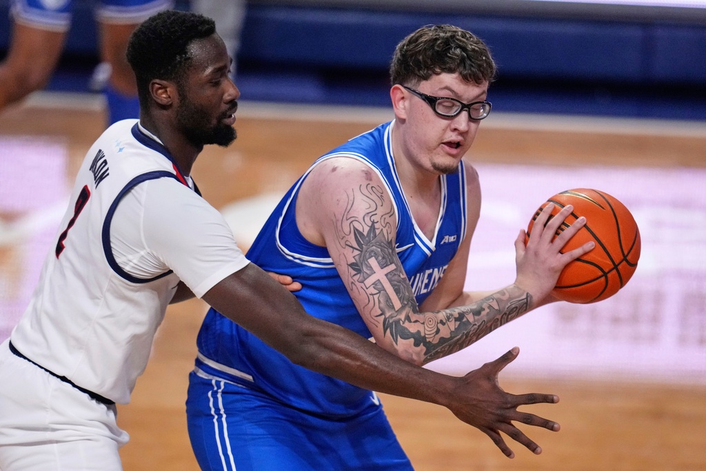Saint Louis center Robbie Avila, right, os defended by Duquesne forward David Dixon during the first half of an NCAA college basketball game in Pittsburgh, Tuesday, Jan. 20, 2026. (AP Photo/Gene J. Puskar)