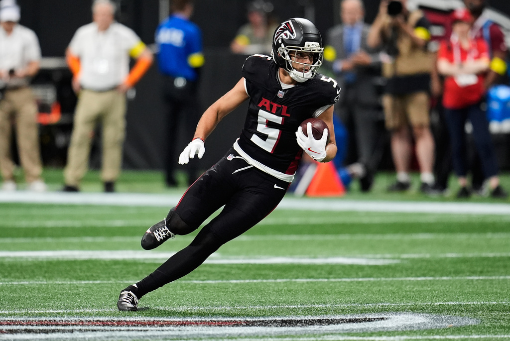 Atlanta Falcons wide receiver Drake London (5) runs the ball during the first half of an NFL football game against the Washington Commanders, Sunday, Sept. 28, 2025, in Atlanta. (AP Photo/Mike Stewart)