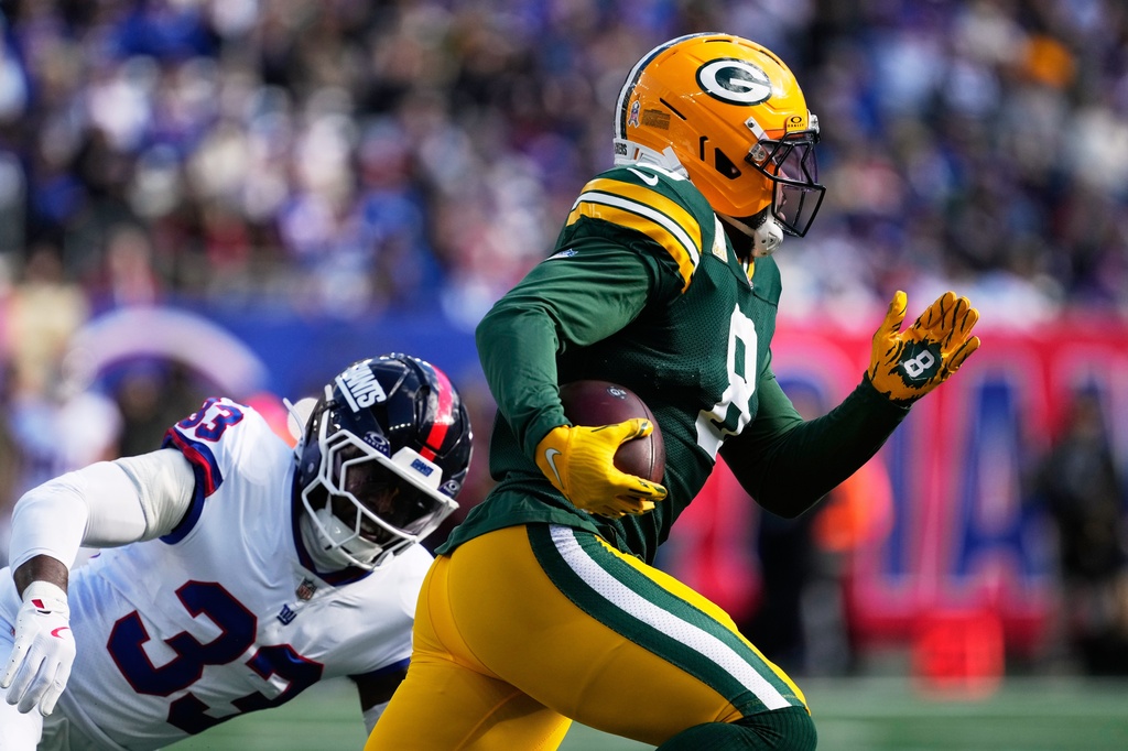 Green Bay Packers' Josh Jacobs runs past New York Giants' Demetrius Flannigan-Fowles during the first half of an NFL football game Sunday, Nov. 16, 2025, in East Rutherford, N.J. (AP Photo/Frank Franklin II)
