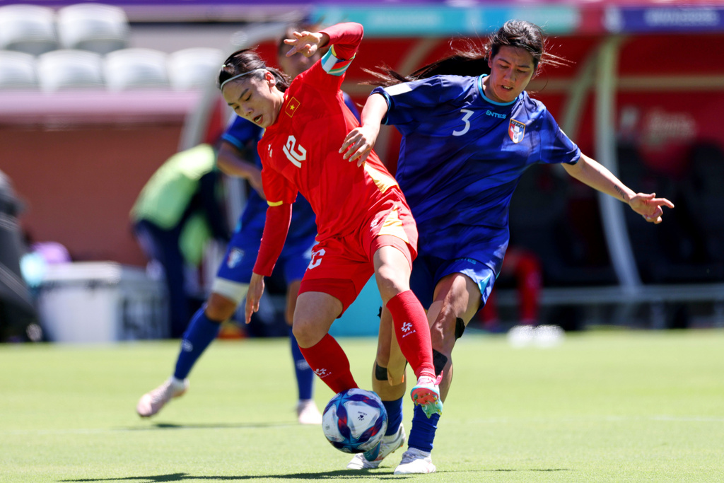 Vietnam's Phạm Hải Yến, left, and Taiwan's Su Sin-yun battle for the ball during the Women's Asian Cup soccer match between Taiwan and Vietnam in Perth, Australia, Saturday, March 7, 2026. (Colin Murty/AAPImage via AP)