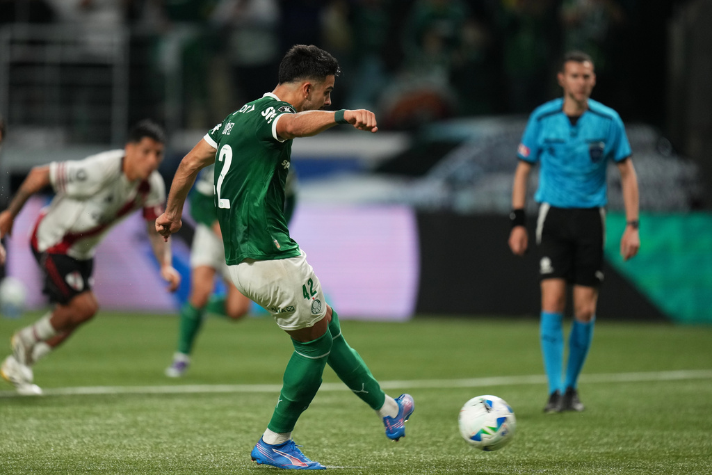 Jose Manuel Lopez of Brazil's Palmeiras scores from the penalty spot against Argentina's River Plate during a Copa Libertadores quarterfinal second leg soccer match at Allianz Parque stadium in Sao Paulo, Wednesday, Sept. 24, 2025. (AP Photo/Andre Penner)