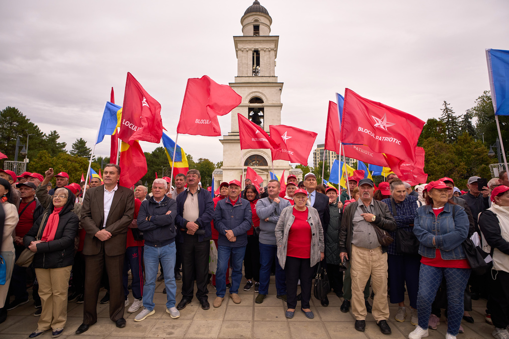 Supporters hold flags at a rally of the Russia-friendly Patriotic Electoral Bloc in Chisinau, Moldova, Thursday, Sept. 25, 2025, ahead of parliamentary elections taking place on Sept. 28. (AP Photo/Vadim Ghirda)
