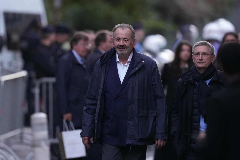Guillaume Sarkozy, center, brother of former French President Nicolas Sarkozy arrives at Nicolas Sarkozy's home Tuesday, Oct. 21, 2025 in Paris. Former French President Nicolas Sarkozy heads to prison to serve time for a criminal conspiracy to finance his 2007 election campaign with funds from Libya. (AP Photo/Thibault Camus)