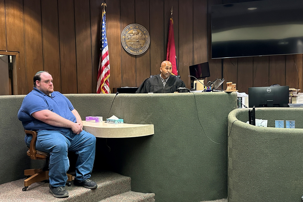 Joel Bowman, left, takes the stand before Shelby County Judge James Jones III on Friday, Dec. 12, 2025, in Memphis, Tenn. (AP Photo/Adrian Sainz)