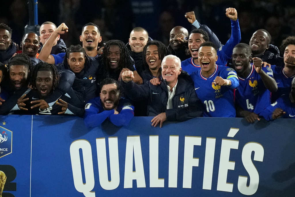 Players on the French national team celebrate after wining a World Cup 2026 group D qualifying soccer match against Ukraine in Paris, Thursday, Nov. 13, 2025. (AP Photo/Christophe Ena)