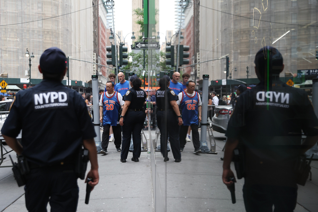 Fans pass a security checkpoint on Sixth Avenue outside of Madison Square Garden ahead of Game 4 of the NBA Finals between the New York Knicks and San Antonio Spurs, Wednesday, June 10, 2026, in New York. (AP Photo/Heather Khalifa)