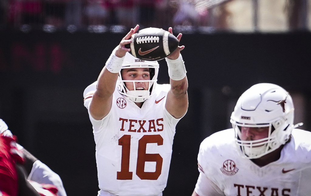 Texas quarterback Arch Manning (16) catches a high snap in the second half of an NCAA college football game against Ohio State, Saturday, Aug. 30, 2025., in Columbus, Ohio. (Sara Diggins/Austin American-Statesman via AP)