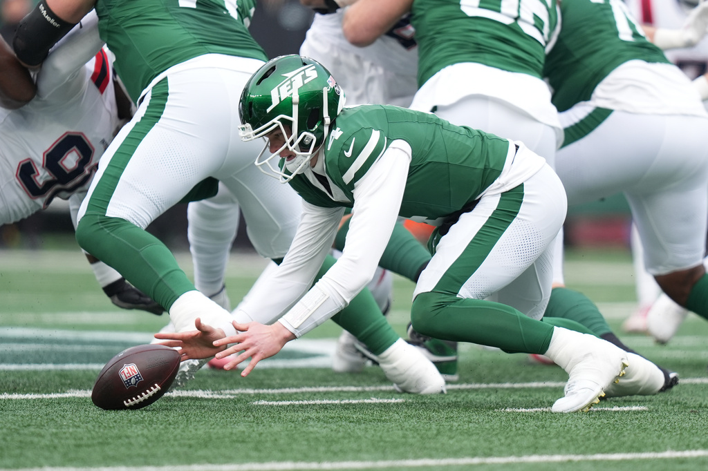 New York Jets quarterback Brady Cook (4) dives for a fumble against the New England Patriots during the first half of an NFL football game, Sunday, Dec. 28, 2025, in East Rutherford, N.J. (AP Photo/Frank Franklin)