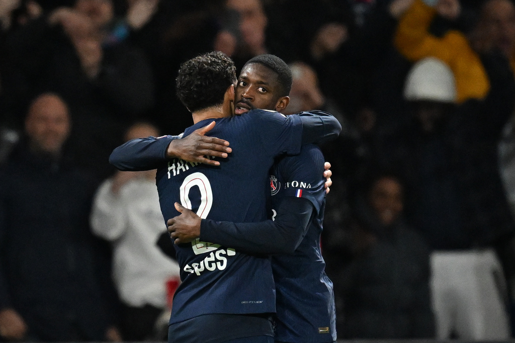 Achraf Hakimi (izquierda) y Ousmane Dembélé celebran un gol del Paris Saint-Germain en la victoria 3-1 ante Toulouse, el viernes 3 de abril de 2026 en París. (AP Foto/Emma Da Silva)
