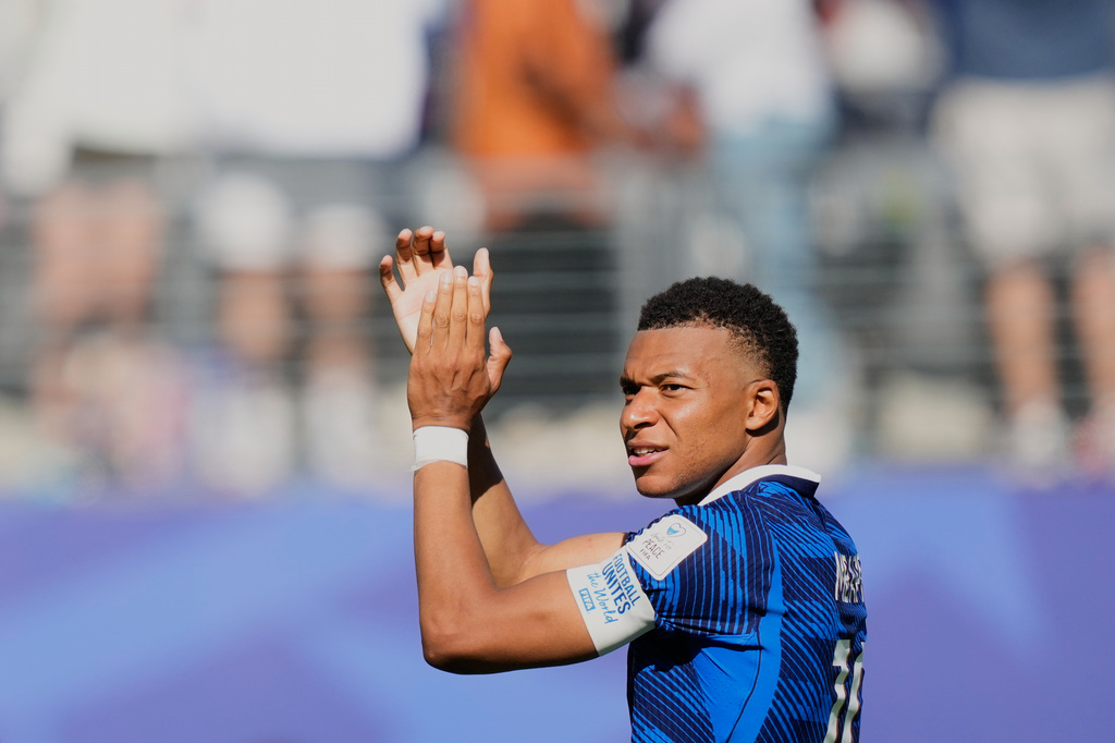 France's Kylian Mbappe applauds the fans at the end of during the World Cup Group I soccer match between France and Senegal in East Rutherford, N.J., near New York, Tuesday, June 16, 2026. (AP Photo/Yuki Iwamura)