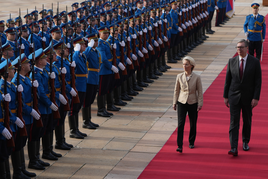 European Commission President Ursula von der Leyen, center, reviews the honor guard with Serbian President Aleksandar Vucic during a welcome ceremony at the Serbia Palace in Belgrade, Serbia, Wednesday, Oct. 15, 2025. (AP Photo/Darko Vojinovic)