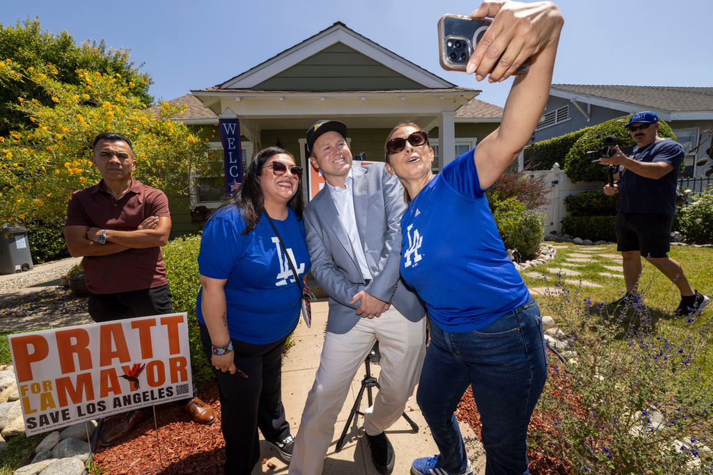Los Angeles mayoral candidate Spencer Pratt poses for a selfie during a campaign event Sunday, May 31, 2026, in Los Angeles. (AP Photo/Jill Connelly)