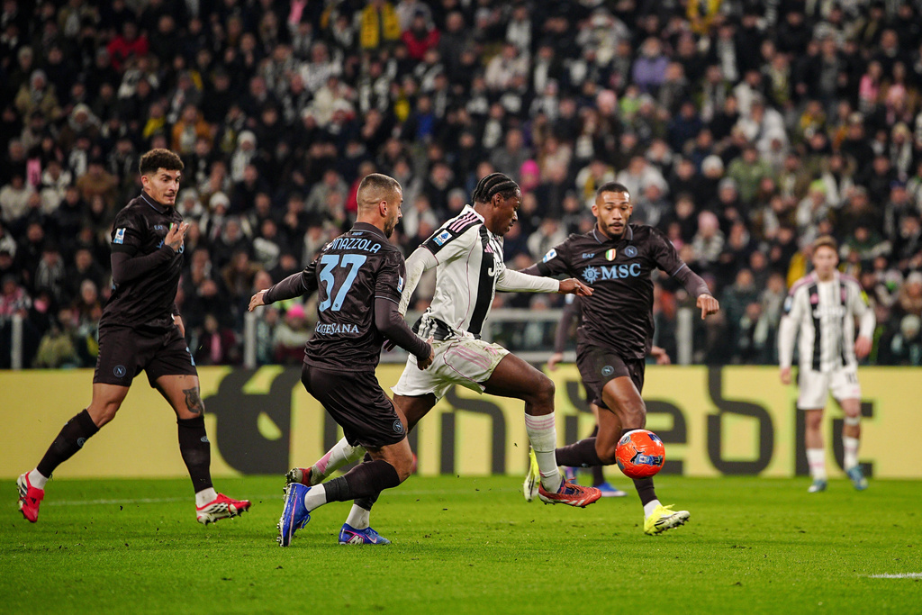 Juventus' Jonathan David, center, scores their side's first goal of the game during the Italian Serie A soccer match between Juventus and Napoli in Turin, Italy, Sunday, Jan. 25, 2026. (Marco Alpozzi/LaPresse via AP)