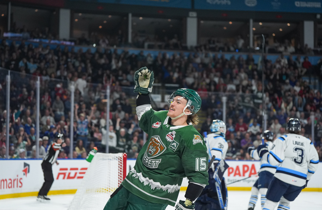 Everett Silvertips' Jaxsin Vaughan (15) celebrates after his goal during the first period of the Memorial Cup semifinal hockey game against the Chicoutimi Sagueneens in Kelowna, British Columbia, Friday, May 29, 2026. (Darryl Dyck/The Canadian Press via AP)