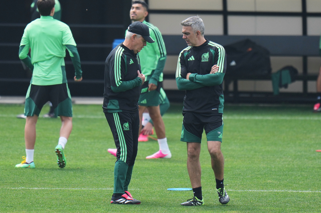 Mexico head coach Javier Aguirre, left, talks with his assistant Toni Amor during a training session ahead of their World Cup round of 16 soccer match against England in Mexico City, Saturday, July 4, 2026. (AP Photo/Eduardo Verdugo)