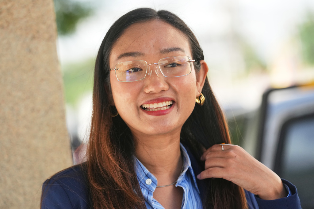 People's Party's Chonthicha Jangrew arrives outside the Thanyaburi Provincial Court in Pathum Thani province, north of Bangkok, Thailand, Tuesday, Sept. 30, 2025. (AP Photo/Sakchai Lalit)