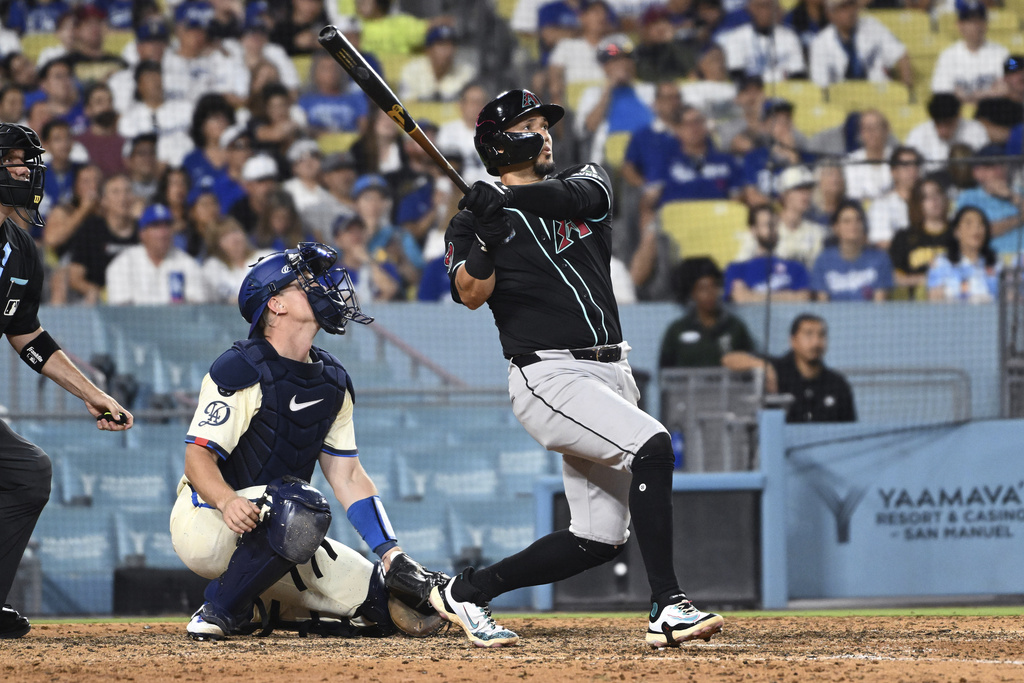 Arizona Diamondbacks Ildemaro Vargas hots a three-run home run against the Los Angeles Dodgers in the ninth inning of a baseball game Saturday, Aug. 30, 2025, in Los Angeles. (AP Photo/Wally Skalij)