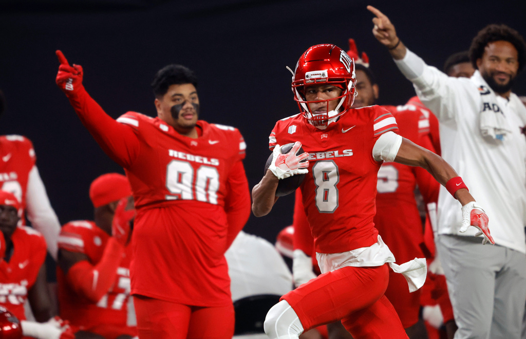 UNLV wide receiver Taeshaun Lyons (8) runs down the UNLV sideline for a touchdown after a pass reception during the first half of an NCAA college football game against Hawaii Friday, Nov. 21, 2025, in Las Vegas. (Steve Marcus/Las Vegas Sun via AP)