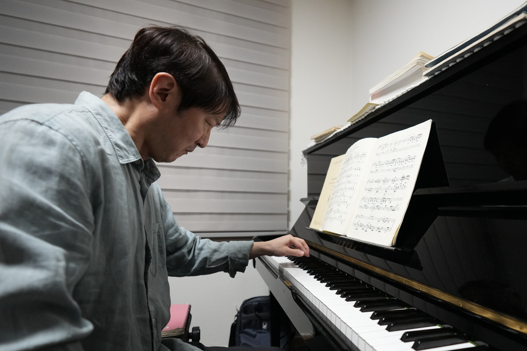 South Korean pianist Lee Hun demonstrates how to play the piano after an interview in Seoul, South Korea, Wednesday, April 8, 2026. (AP Photo/Lee Jin-man)