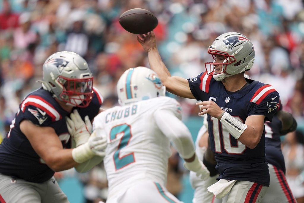 New England Patriots' Drake Maye throws during the second half of an NFL football game against the Miami Dolphins Sunday, Sept. 14, 2025, in Miami Gardens, Fla. (AP Photo/Rebecca Blackwell)