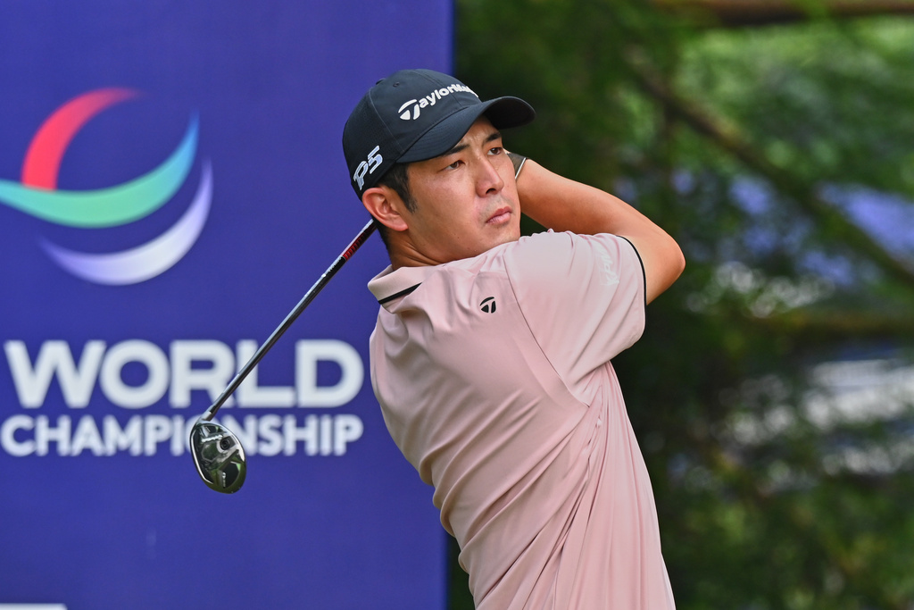 Keita Nakajima of Japan plays a shot on the 3rd green during the DP World Tour Championship golf tournament in New Delhi, India, Saturday Oct.18, 2025. (AP Photo/Dharam Diwakar)