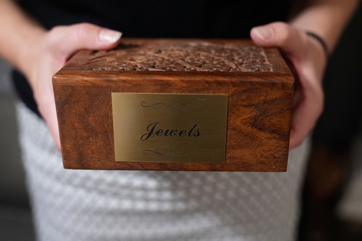 Meaghan Marr holds the ashes her previous dog, Jewels, on Thursday, Sept. 25, 2025, in Cartersville, Ga. (AP Photo/Brynn Anderson) Meaghan Marr holds the ashes her previous dog, Jewels, on Thursday, Sept. 25, 2025, in Cartersville, Ga. (AP Photo/Brynn Anderson)