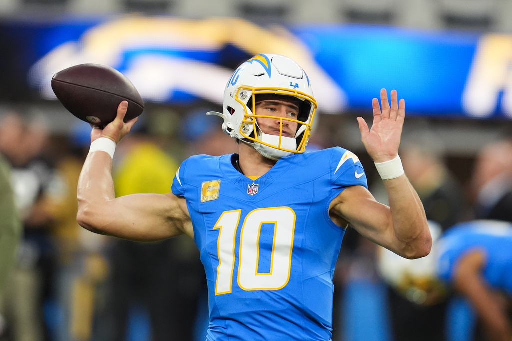 Chargers in search of 4th consecutive victory as they travel to face the reeling Jaguars