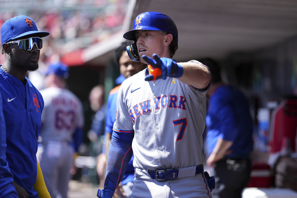 New York Mets' Brett Baty (7) celebrates with teammates after hitting a solo home run during the third inning of a baseball game against the Cincinnati Reds, Sunday, Sept. 7, 2025, in Cincinnati. (AP Photo/Jeff Dean)