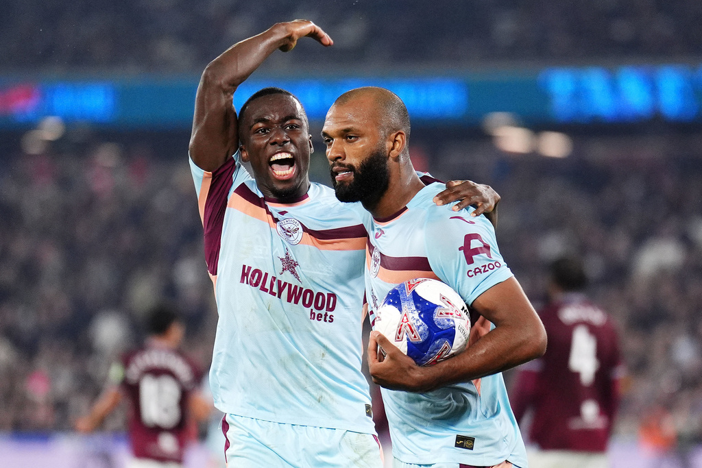 Brentford's Igor Thiago, right, celebrates scoring with Michael Kayode during the English FA Cup fifth round soccer match between West Ham United and Brentford in London, Monday March 9, 2026. (John Walton/PA via AP)