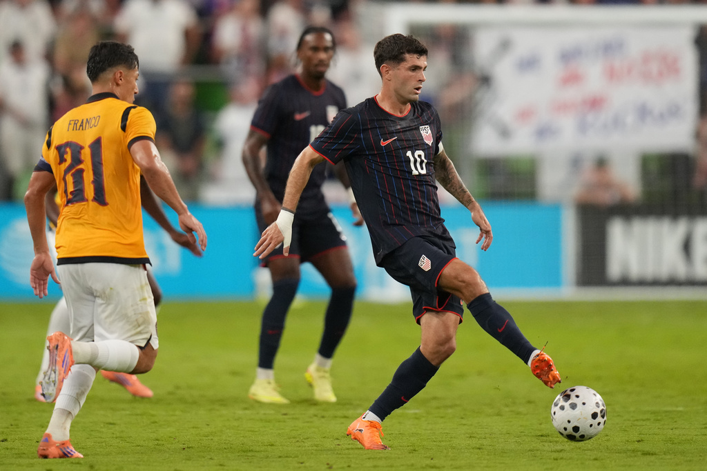 United States Christian Pulisic (10) moves the ball past Ecuador midfielder Alan Franco (21) during the second half of an international friendly soccer match in Austin, Texas, Friday, Oct. 10, 2025. (AP Photo/Eric Gay)