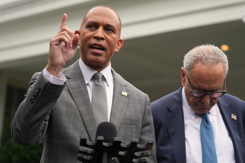 House Minority Leader Hakeem Jeffries, D-N.Y., left, and Senate Minority Leader Chuck Schumer, D-N.Y., speak to members of the media outside the West Wing at the White House in Washington, Monday, Sept. 29, 2025, in Washington. (AP Photo/Evan Vucci)