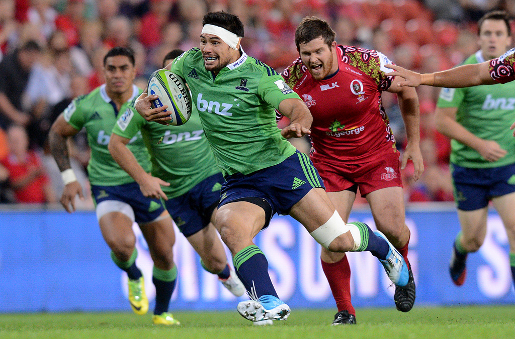 Highlanders player Shane Christie, center, gets into space during the Round 16 Super Rugby match between the Queensland Reds and the Highlanders at Suncorp Stadium in Brisbane, Australia on May 30, 2014. (Dave Hunt/AAP Image via AP)