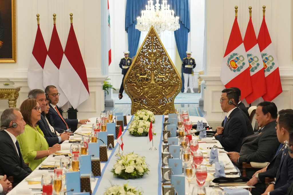 Peruvian President Dina Boluarte, second left, meets with his Indonesian counterpart Prabowo Subianto, second right, at Merdeka Palace in Jakarta, Indonesia, Monday, Aug. 11, 2025. (AP Photo/Achmad Ibrahim)