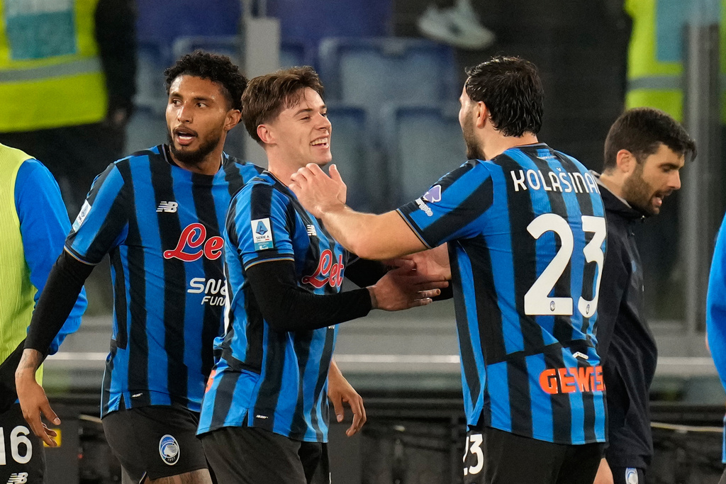 Atalanta's Nicola Zalewski, centre, celebrates with his teammates after scoring his side's second goal during the Serie A soccer match between Lazio and Atalanta in Rome, Saturday, Feb. 14, 2026. (AP Photo/Gregorio Borgia)