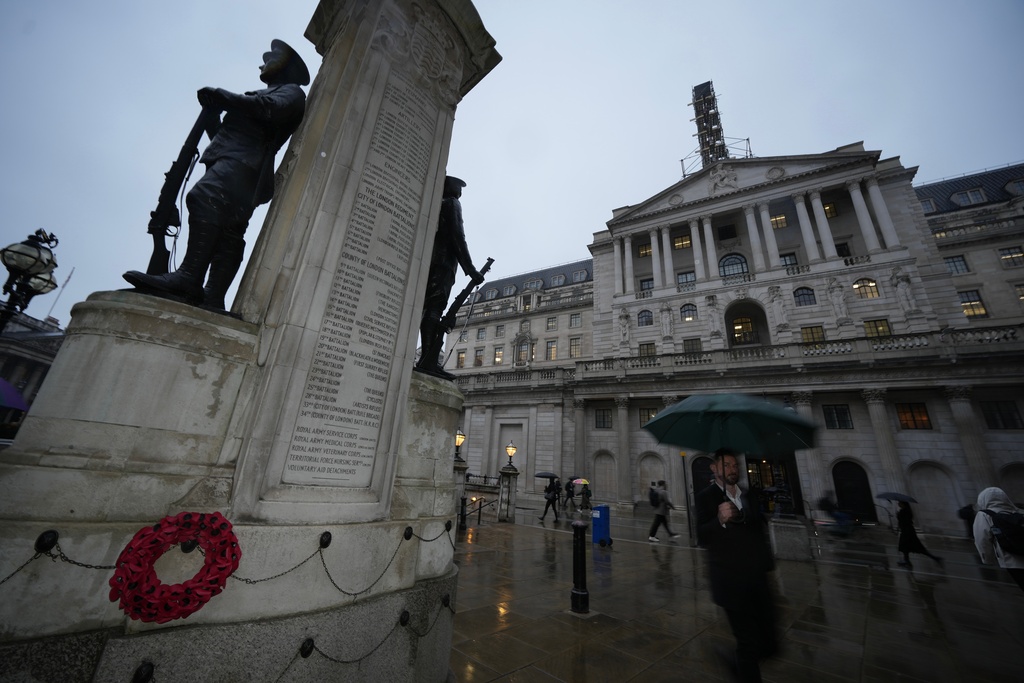 A man walks in front of the Bank of England, at the financial district in London, Thursday, Feb. 5, 2026 as the Bank of England holding its first interest rate meeting in 2026 at a time when inflation in the UK remains above target and economic growth is stubbornly low. (AP Photo/Kin Cheung)