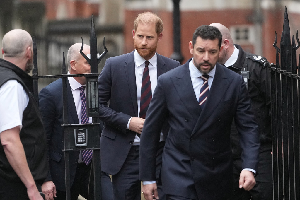 Britain's Prince Harry arrives at London's High Court to lead a group, including Elton John and Elizabeth Hurley, accusing the Daily Mail's publisher of privacy invasion through unlawful tactics in a trial that is part of a wider phone hacking scandal in London, Wednesday, Jan. 21, 2026. (AP Photo/Kirsty Wigglesworth)