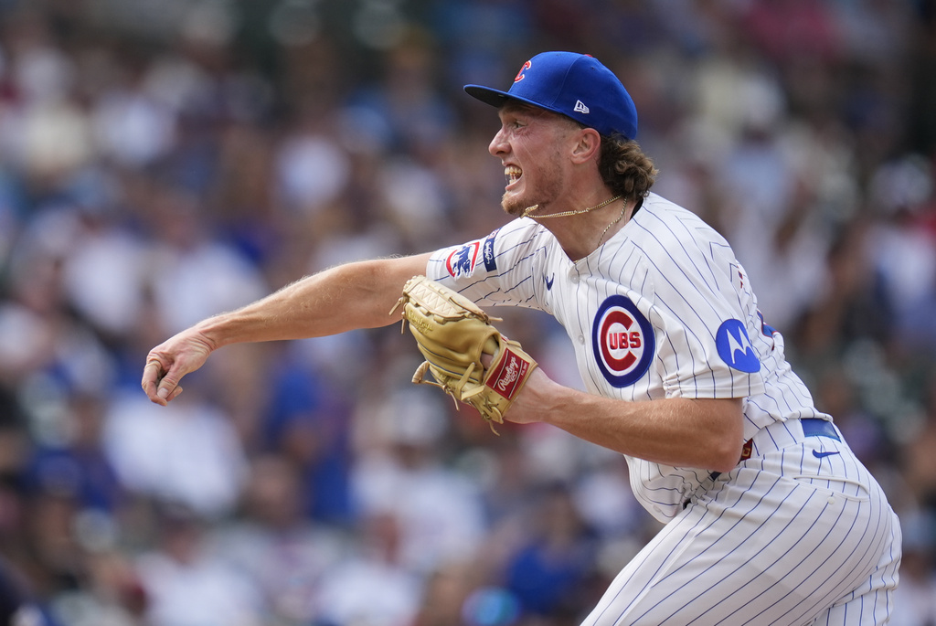 Chicago Cubs pitcher Gavin Hollowell throws against the Milwaukee Brewers during the eighth inning of the first baseball game of a split doubleheader Monday, Aug. 18, 2025, in Chicago. (AP Photo/Erin Hooley)