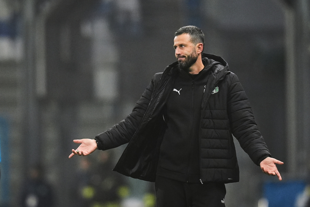 Sassuolo's head coach Fabio Grosso reacts during the Serie A soccer match between Sassuolo Calcio and Pisa Sporting Club in Reggio Emilia, Italy, Monday, Nov. 24, 2025. (Massimo Paolone/LaPresse via AP)