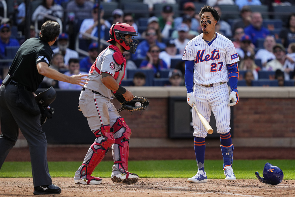 New York Mets designated hitter Mark Vientos reacts after striking out during the sixth inning of a baseball game against the Washington Nationals, Sunday, Sept. 21, 2025, in New York. (AP Photo/Yuki Iwamura)