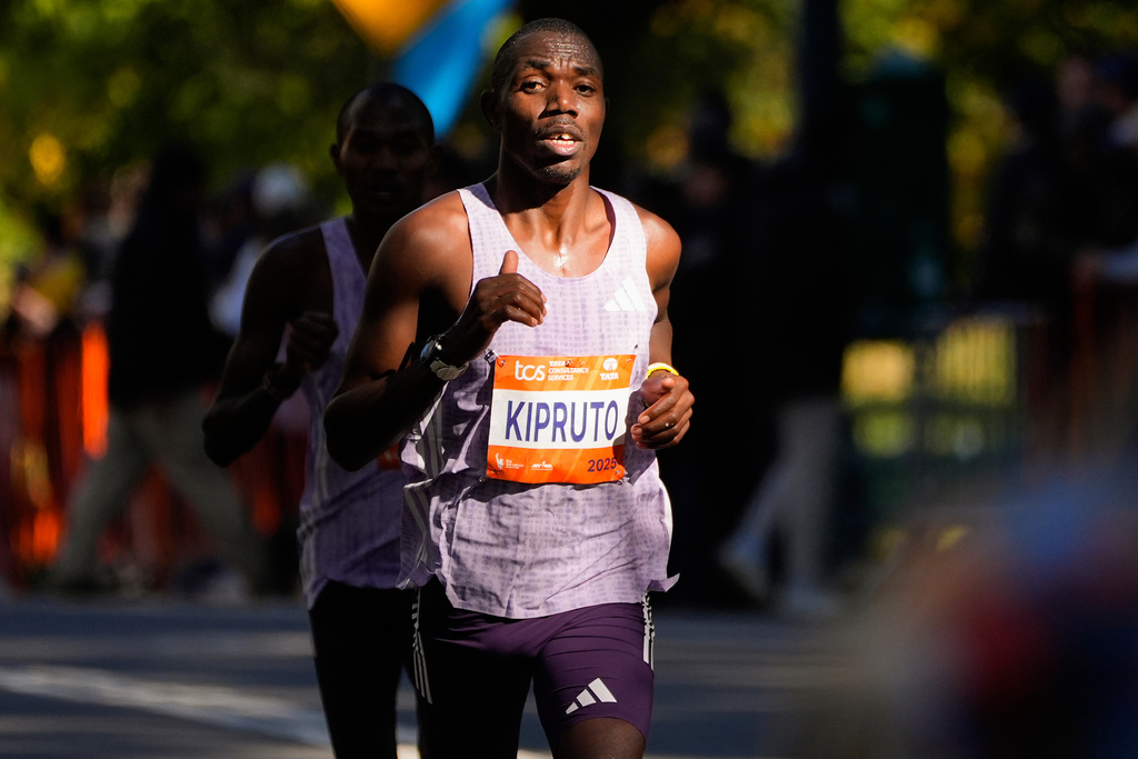 Benson Kipruto, of Kenya, leads Alexander Mutiso, of Kenya, on the home stretch through Central Park during the New York City Marathon, Sunday, Nov. 2, 2025, in New York. (AP Photo/Yuki Iwamura)